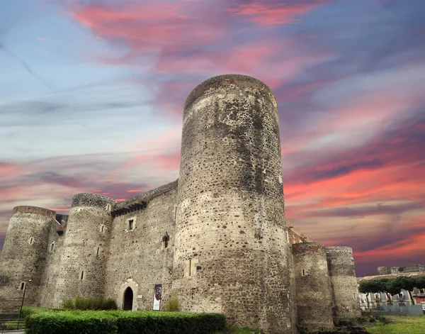 Castello ursino mieści się w zamku w Katanii, Sycylii, we Włoszech — Zdjęcie stockowe