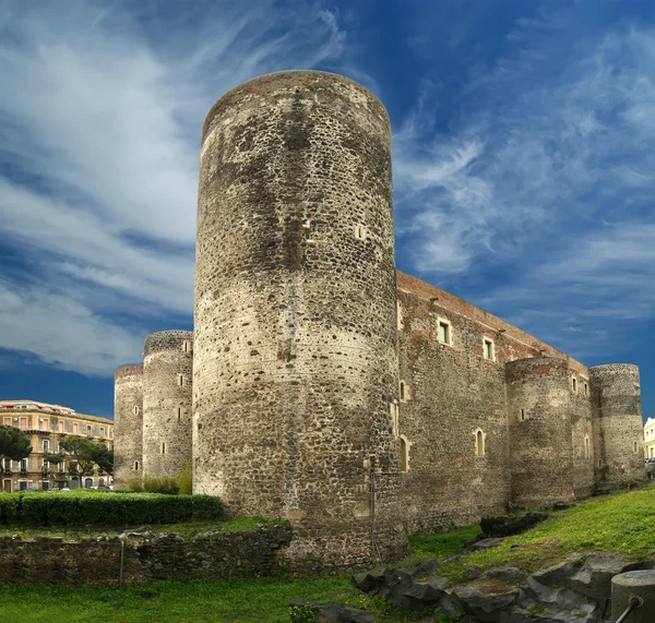카스텔로 Ursino는 Catania, 시 실리, 남쪽 이탈리아에 있는 성곽 — 스톡 사진