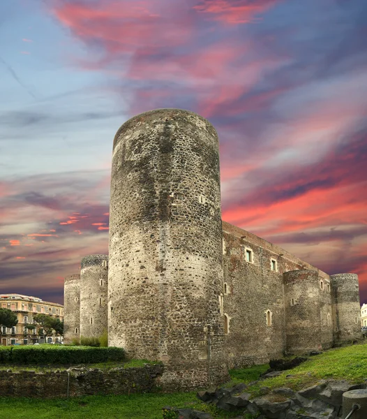 卡斯特罗乌尔西诺是在卡塔尼亚、 西西里岛、 意大利南部一座城堡 — 图库照片