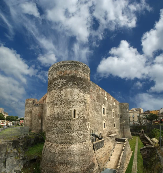 卡斯特罗乌尔西诺是在卡塔尼亚、 西西里岛、 意大利南部一座城堡 — 图库照片