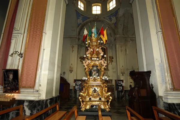 Het interieur van de katholieke kerk van de stad catania — Stockfoto