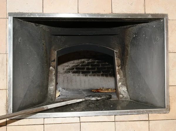 Pizza worden gebakken in een houtvuur bakstenen oven — Stockfoto
