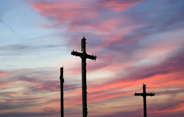 Croce Silhouette contro il cielo drammatico — Foto Stock