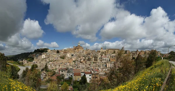 Vista de uma cidade antiga típica, Sicília, Província de Agrigento — Fotografia de Stock