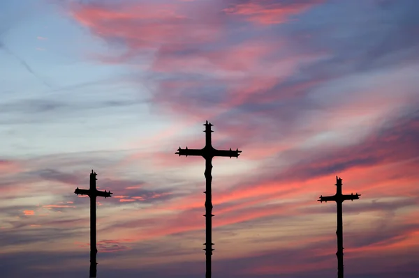 Крест Силуэт против драматического неба — стоковое фото