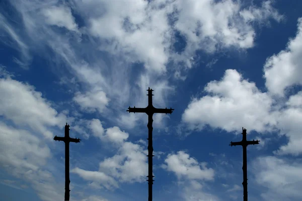 Хрест силует на тлі драматичного неба — стокове фото