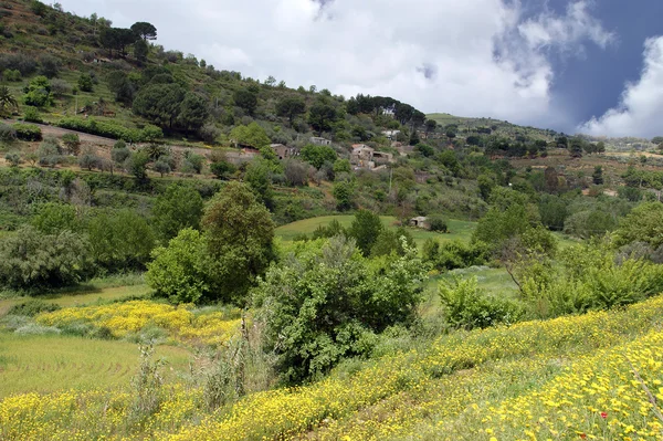 Typická krajina horského údolí na Sicílii, Itálie — Stock fotografie