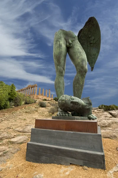 The statue in the archeological area of Agrigento, Sicily, Italy — Stock Photo, Image