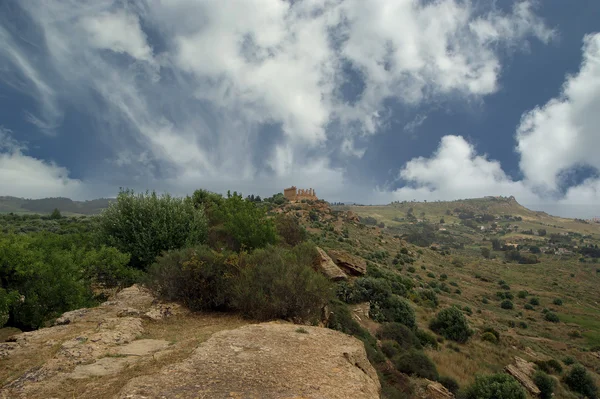 Een typisch landschap van een vallei in Sicilië, Italië — Stockfoto