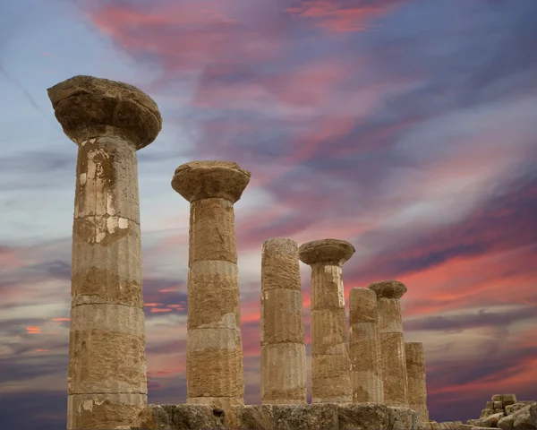 Απομένει από ένα αρχαίο ελληνικό ναό heracles, Αγκριτζέντο, Σικελία — Φωτογραφία Αρχείου