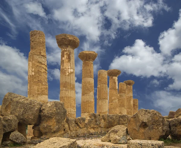 Restos de un antiguo templo griego de Heracles, Agrigento, Sicilia — Foto de Stock