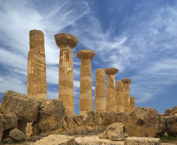 Απομένει από ένα αρχαίο ελληνικό ναό heracles, Αγκριτζέντο, Σικελία — Φωτογραφία Αρχείου