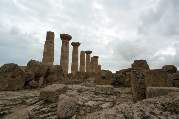 Restos de un antiguo templo griego de Heracles, Agrigento, Sicilia —  Fotos de Stock
