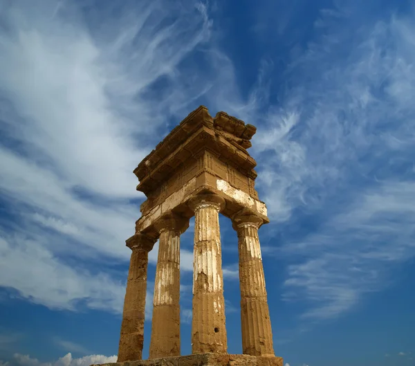Starověký řecký chrám dioscuri, agrigento, Sicílie — Stock fotografie