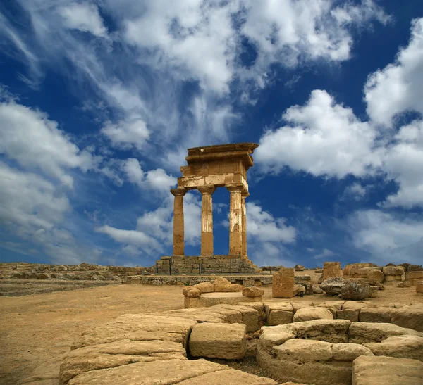 Świątynia grecka dioscuri, agrigento, Sycylia — Zdjęcie stockowe