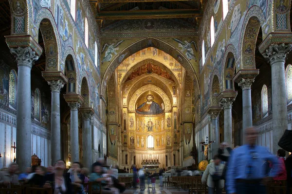 室内的大教堂大教堂蒙雷阿莱，西西里 — 图库照片