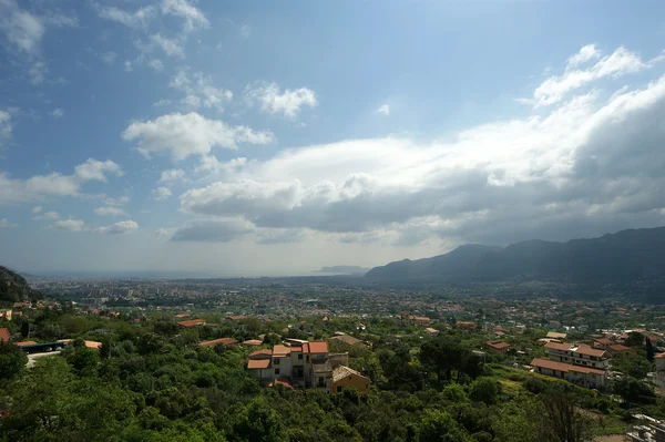 Uma paisagem típica de um vale de montanha na Sicília, Itália — Fotografia de Stock