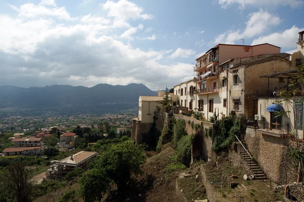 Un paisaje típico de un valle de montaña en Sicilia, Italia — Foto de Stock