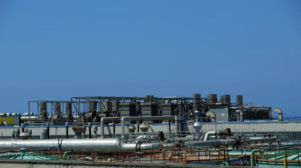 Paesaggio industriale. Raffineria di petrolio — Foto Stock