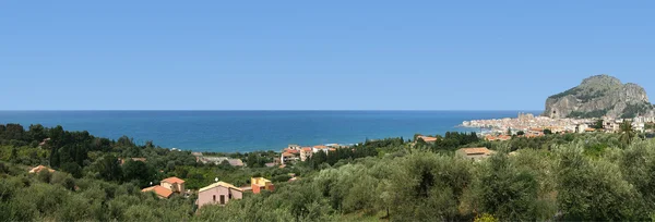 Panoramautsikt över cefalu vattnet. Sicilien, Italien — Stockfoto
