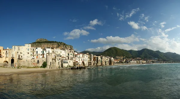 Panoramatický pohled na nábřeží cefalu. Sicílie, Itálie — Stock fotografie