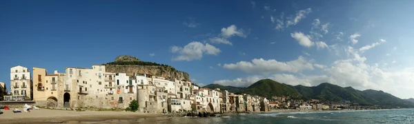 Blick auf die Cefalu-Uferpromenade. sizilien, italien — Stockfoto