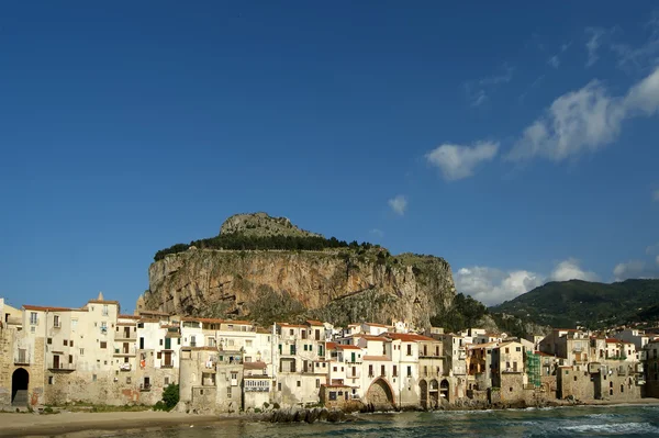 Uitzicht op de waterkant cefalu. Sicilië, Italië. — Stockfoto