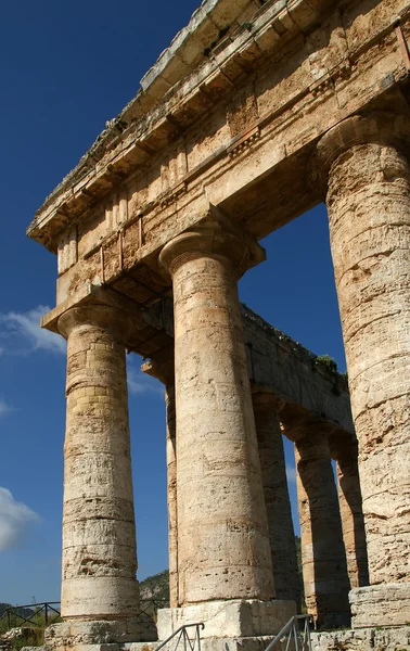 Классический греческий (дорический) храм в Сегесте на Сицилии — стоковое фото