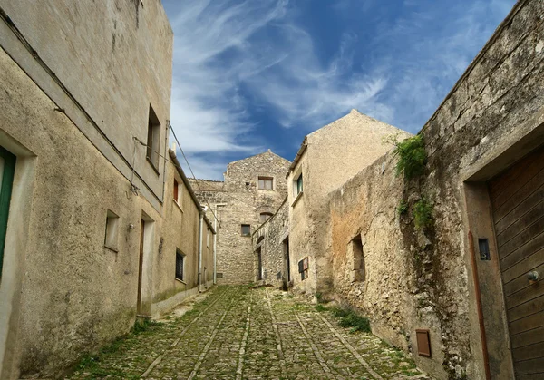 そのイタリアの古いスタイルの古代の通り。エーリチェ、シチリア島、イタリア — ストック写真