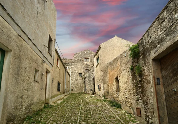 そのイタリアの古いスタイルの古代の通り。エーリチェ、シチリア島、イタリア — ストック写真