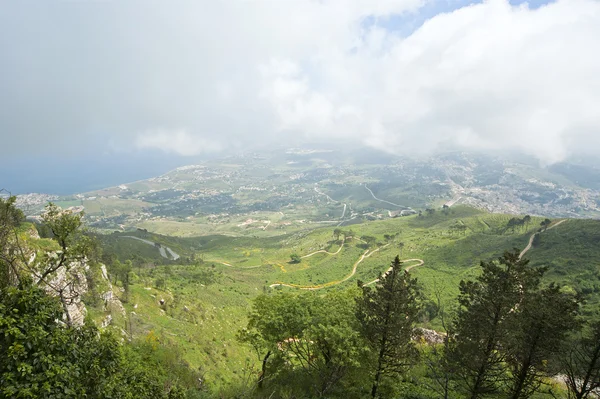 Panoramatické krajiny horské údolí s letecký pohled. Sicílie. Itálie — Stock fotografie
