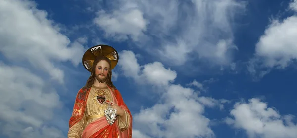 Staty av jesus Kristus i himlen bakgrunden — Stockfoto