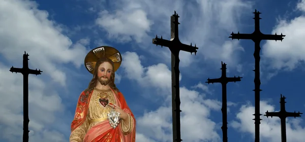 Gökyüzü arka plan üzerinde İsa heykeli — Stok fotoğraf