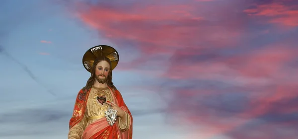 Standbeeld van Jezus Christus op de hemelachtergrond — Stockfoto