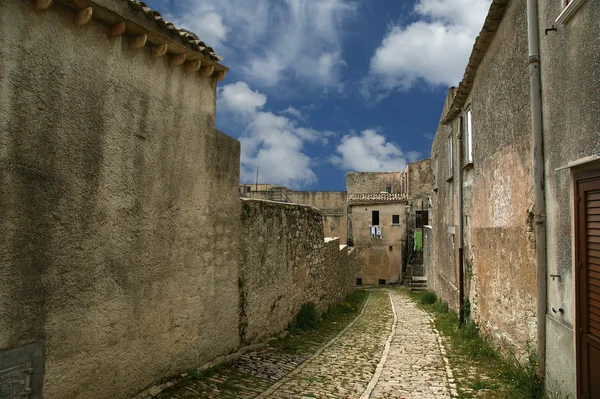 Древние улицы в старом итальянском стиле. Эриче, Сицилия, Италия — стоковое фото