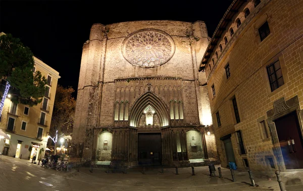 到了晚上，巴塞罗那的圣玛丽亚德尔皮立面 — 图库照片