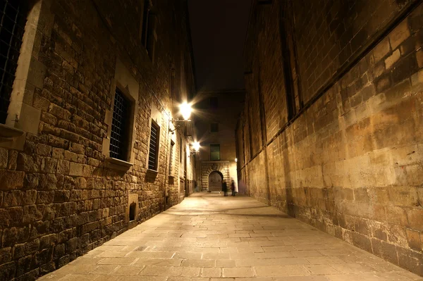 Готический квартал ночью. Пустые переулки в Барселоне — стоковое фото