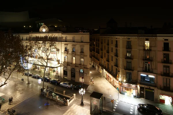 Éjszakai kilátás nyílik a La Rambla. Katalónia, Spanyolország — Stock Fotó