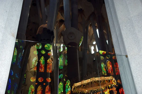 Dentro de la Sagrada Familia en Barcelona, España — Foto de Stock