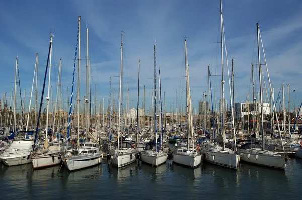 Barcelona přístavu nedaleko bulváru las ramblas. Katalánsko, Španělsko — Stock fotografie
