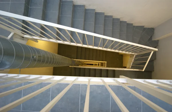 Узкая лестница внутри современного здания — стоковое фото