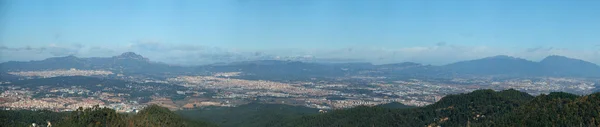 Panoramisch uitzicht over barcelona vanaf de heuvel tibidabo — Stockfoto
