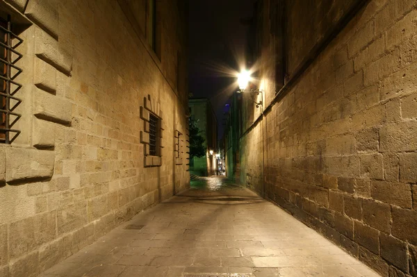 Gotická čtvrť v noci. prázdných uliček v Barceloně — Stock fotografie