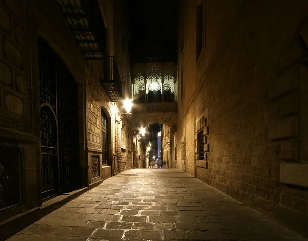 Barrio gótico por la noche. Callejuelas vacías en Barcelona —  Fotos de Stock