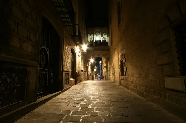 Gotická čtvrť v noci. prázdných uliček v Barceloně — Stock fotografie