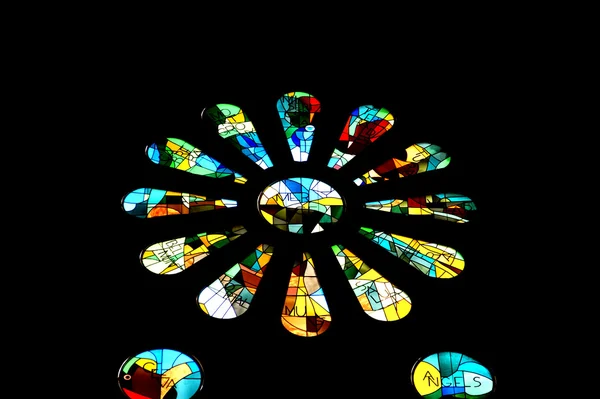 Janela de vidro manchado na entrada da Sagrada Família — Fotografia de Stock