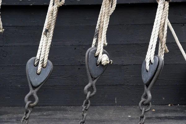 用绳子老木帆船上的滑轮 — 图库照片
