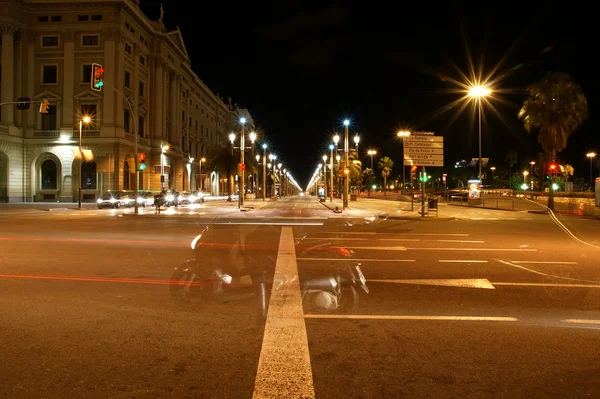 在晚上，加泰罗尼亚巴塞罗那的街道 — 图库照片