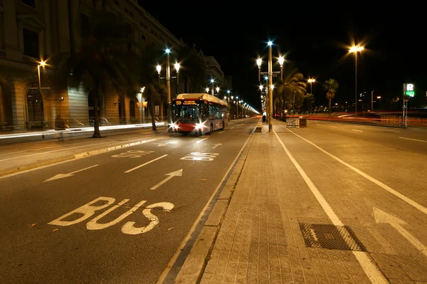 Die straßen von barcelona bei nacht, katalonien — Stockfoto