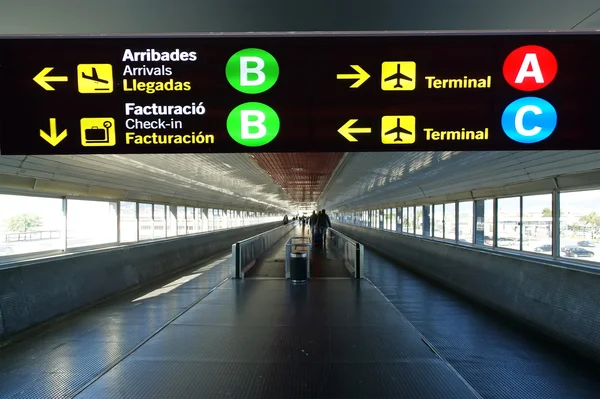 Directional sign in Barcelona International airport — Stock Photo, Image